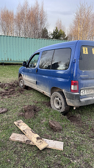 помогите пожалуйста,  застрял на участке, земля оказалась мокрая, не получается самостоятельно выйти вытащить застрявшую машину Пежо партнер