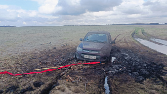 Застрял в поле с колее, с водой с пятиста метров жёсткого грута. вытащить застрявшую машину Лада калина