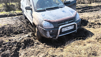 помогите пожалуйста,  ехал по проселочной дороге и сполз в колею вытащить застрявшую машину Hyundai Tucson 