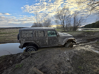 Застрял в поле, сел на мосты вытащить застрявшую машину Jeep