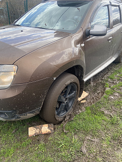 Застрял в дачном поселке Беляево, на пути к пруду. В колее на целине, до асфальта примерно километр. До сухого места 30 метров вытащить застрявшую машину Рено Дастер