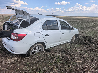 помогите, застрял в поле утопила машина 1й стороной вытащить застрявшую машину Рено