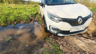 Застряла в поле в двух метрах от асфальта, колесо село в лужу в канаву. Остальные колеса на земле, но нос сидит низко к земле вытащить застрявшую машину Рено каптюр