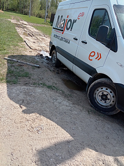 помогите пожалуйста,  застрял в грязи, дёрнуть до сухой дороги 10 метров вытащить застрявшую машину Sollers Atlant