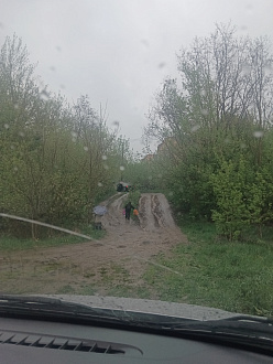 Грунтовый Подъём примерно 15 метров до асфальта размыла дорогу, идёт дождь, не можем заехать. вытащить застрявшую машину Лада кросс, лада гранта кросс.