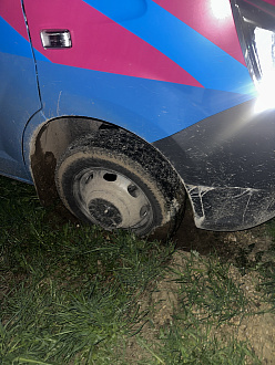 Застрял в поселке, разворачивался и машина не пошла по скользкой траве на дорогу 
Легковая машина не вытянула вытащить застрявшую машину Газель