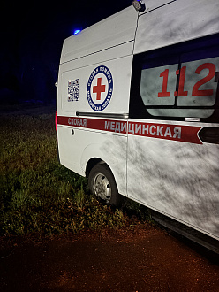 помогите пожалуйста, машина скорой помощи застряла  вытащить застрявшую машину Газель