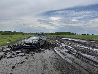 Застрял в поле, в Рыхло, в грунте до жёсткой земли, метров 15, до асфальта метров 500 километр вот пробуксовали сь тут и все, уже колеса в Грязи выехать не получается. Вот все. вытащить застрявшую машину Тойота хайлендер
