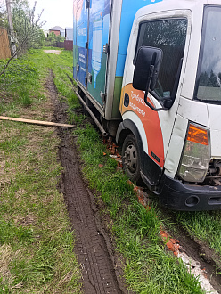 Застрял на грузовой машине nissan cabstar в проезде в СНТ земля грунт. Сел на мост задний вытащить застрявшую машину Nissan