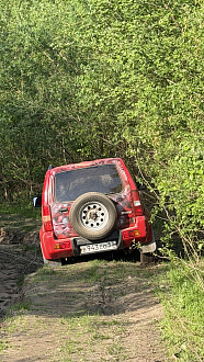 помогите пожалуйста, сел на мосты  вытащить застрявшую машину Suzuki Jimny