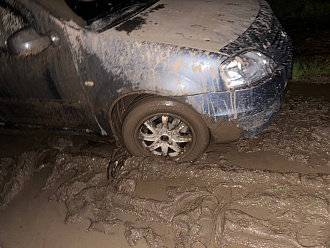 помогите пожалуйста, друг застрял по глупости, сам помочь не могу, нахожусь далеко, спасибо заранее, нужна хотя бы нива или что-то посерьёзнее, троса нет, стащило с колеи, машина легла на пузо, в остальном ехала сама вытащить застрявшую машину Рено