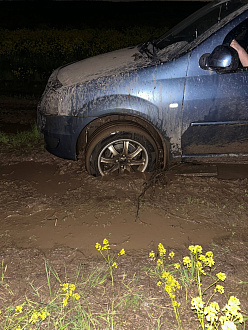 помогите пожалуйста, друг застрял по глупости, сам помочь не могу, нахожусь далеко, спасибо заранее, нужна хотя бы нива или что-то посерьёзнее, троса нет, стащило с колеи, машина легла на пузо, в остальном ехала сама вытащить застрявшую машину Рено