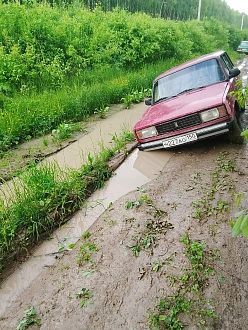 Застряла хонда на просеке, следом за ней еще два автобуса пробовали выталкивать - не вышло. Предположительно необходима лебедка вытащить застрявшую машину Honda crv3,  ваз , заз 968
