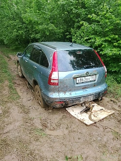 Застряла хонда на просеке, следом за ней еще два автобуса пробовали выталкивать - не вышло. Предположительно необходима лебедка вытащить застрявшую машину Honda crv3,  ваз , заз 968