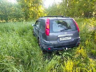 Застрял в лесу, в колее, по дороге на рыбалку, до жёсткого покрытия 100 метров, до асфальтовой дороги 1,5км, автомобиль лег на защиту картера, технически исправен вытащить застрявшую машину Nissan