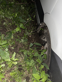Съехал с колеи двумя колесами в лесу 
Сидит на редукторе вытащить застрявшую машину Sollers atlant