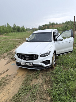 прошу помощи, вытащить машину, застряла в поле, начался дождь и по глине не выехать никак  вытащить застрявшую машину Geely atlas pro