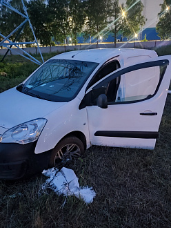 помогите пожалуйста,   вытащить застрявшую машину Ситроен