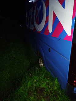 прошу помощи, вытащить машину. Застрял в кювете в частном секторе. Нужно обкопать (этим сейчас занимаюсь) и дернуть.  вытащить застрявшую машину Газель Некст