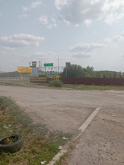 Едим из Рязанской области домой в Сочи. Из-за нехватки топлива и остатка вынуждены заехать на ночь в отель район Миллеро Ростовской области, чтобы утром заправиться. Утром простояв 1,5 часа заправке Роснефть бензин закончился. С нами три наших домашних кошки,  вынуждены на аварийки с трудом доехать снова в гостиницу. Животные не могут без кондиционера в жару. 
Нам необходима срочная помощь в заправке сегодня. вытащить застрявшую машину TOYOTA Carolla