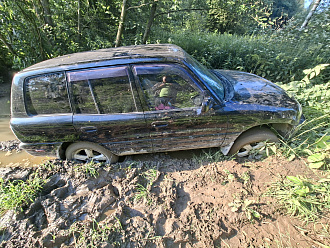 помогите пожалуйста,  вытащить и заехать наверх оврага. Там, где спускались подняться не сможем. Все затраты компенсируем вытащить застрявшую машину Toyota RAV4 