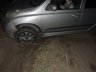 Разворачивался на грунтовой дороге, колесо съехало в яму посидим на днище машины вытащить застрявшую машину Ниссан марч