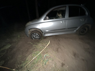 Разворачивался на грунтовой дороге, колесо съехало в яму посидим на днище машины вытащить застрявшую машину Ниссан марч
