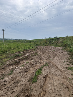 помогите, размыло дорогу от пляжа на подьем не получается выехать, частично поднимаюсь и дальше вверх ужже не едет вытащить застрявшую машину Duster с прицепом-кемпером