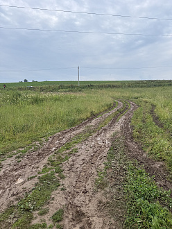 помогите, размыло дорогу от пляжа на подьем не получается выехать, частично поднимаюсь и дальше вверх ужже не едет вытащить застрявшую машину Duster с прицепом-кемпером