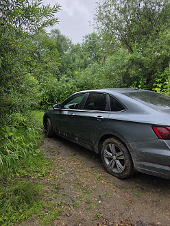 Не можем подняться с берега  вытащить застрявшую машину Volkswagen jetta