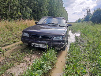 прошу помощи, провалился в колею, за деревней Детенково, в сторону Григорово, есть ньюанс тянуть только вперед, сзади не за что цеплять.  вытащить застрявшую машину  москвич