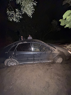 Застрял в глине, машина лежит на пузе, около км от асфальта, дальше грунтовая с лужами вытащить застрявшую машину Ситроен