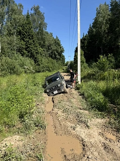 Застрял одним боком в колее вытащить застрявшую машину Jimny