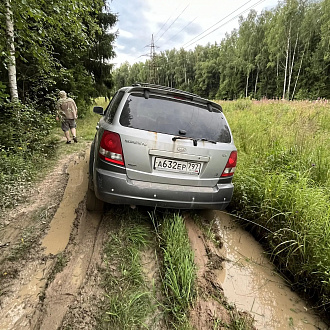 Ребята, свалился в лесовозную колею, сел на брюхо. Примерно в 1 км от точки геолокации, которую указал. Нужна помощь, трактористов в округе нет. Готов встретить в любое время по звонку. Завтра утром на работу :( вытащить застрявшую машину Kia Sorento 1