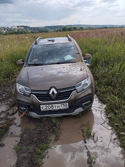 Прошу помощи, сел на днище в поле вытащить застрявшую машину Renault 
