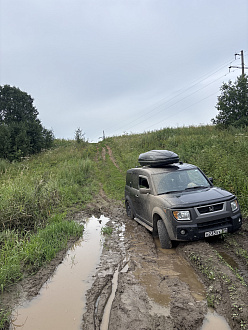 Застрял в колее в нижней точке спуска в луже, в колее, дорого сухая, кроме ямы в которой погрязла машина, нужен трос вытащить застрявшую машину Honda