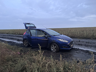 помогите пожалуйста,вытащить авто, застряли на поле, налип чернозем и она не едет вытащить застрявшую машину Форд фиеста