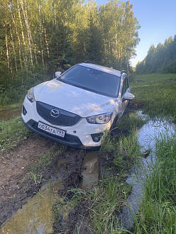 В колее застряли, в колее на грунтовой дороге. вытащить застрявшую машину Мазда 5.