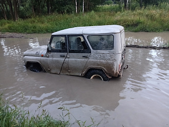 прошу помощи,  вытащить застрявшую машину Уаз