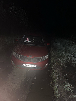 помогите, заехали в поле и колесо соскачило в колею в лужу. В итоге сели дном на земли между колеёй (только передней осью) вытащить застрявшую машину Киа рио