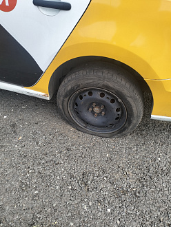 помогите, пробил колесо запаска есть но нет компрессора  вытащить застрявшую машину Volkswagen polo
