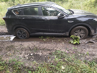 Ехали по бездорожью в сторону реки Воронеж, застряли в грязи возле лесо полосы, увязли передними колесами в жидкой грязи, для того чтобы вытянуть нужно кольцо (которого нет с собой) вытащить застрявшую машину Jetour x70plus