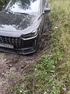 Ехали по бездорожью в сторону реки Воронеж, застряли в грязи возле лесо полосы, увязли передними колесами в жидкой грязи, для того чтобы вытянуть нужно кольцо (которого нет с собой) вытащить застрявшую машину Jetour x70plus