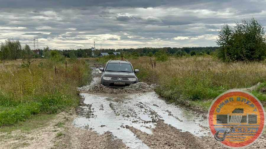 фото застрявшего Mitsubishi pajero sport 2 