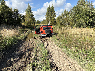 Застрял в поле, в колее, сел на брюхо 
Дороги хорошие, застрял от неотпывности вытащить застрявшую машину Танк 300