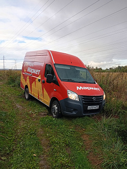 Застрял в полесташило в колею, работая в маркет яндекс выполняя заказ. По карте показывало что можно проехать, в перейди перекарали. Сдавал задним ходом и застрял. Движение прямо невозможно вытащить застрявшую машину Газель некст
