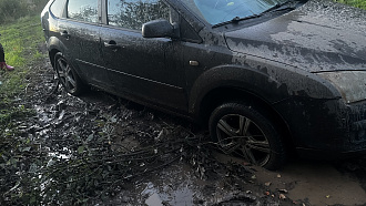 Застрял в колее на грунтовой дороге, автомобиль сел на днище, стоит под наклоном вытащить застрявшую машину Форд фокус