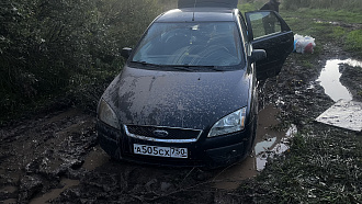 Застрял в колее на грунтовой дороге, автомобиль сел на днище, стоит под наклоном вытащить застрявшую машину Форд фокус