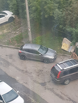 Закончился бензин по пути домой. Залил литр из багажника, чтобы дотянуть до дома. Сейчас машина стоит во дворе, в баке 0,5 литра. Не хватит даже до заправки доехать. Прошу привезти бензина литров 5 минимум. 92 или 95. Готов заплатить в разумных пределах. вытащить застрявшую машину Рено Меган