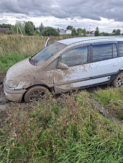 Застрял в грязи на накатанной дороге у поля в старых псарьках, лежу передом в грязи вытащить застрявшую машину Subaru traviq